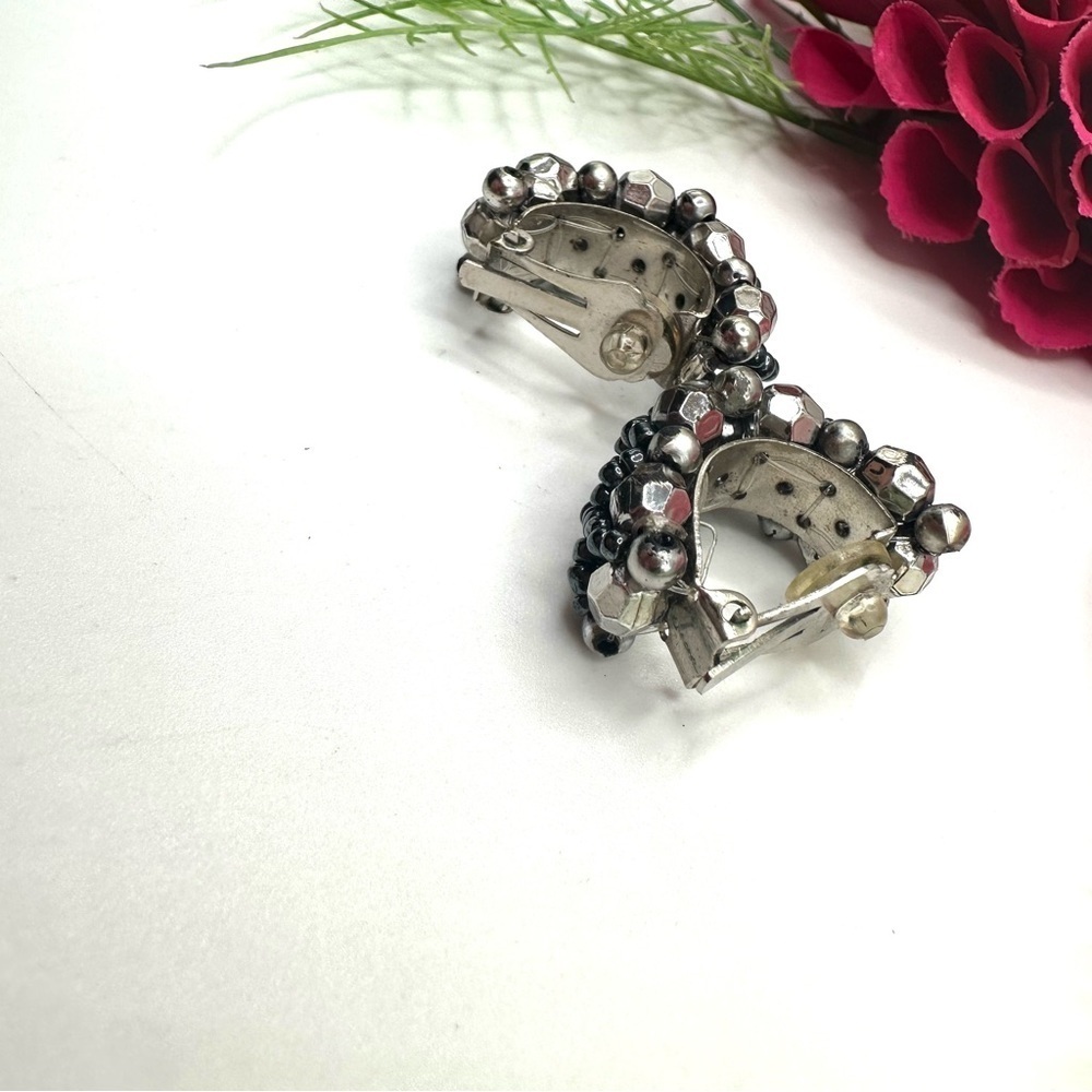 VINTAGE⚜️Silver Beaded Half Hoop Clip Earrings - Picture 6 of 7